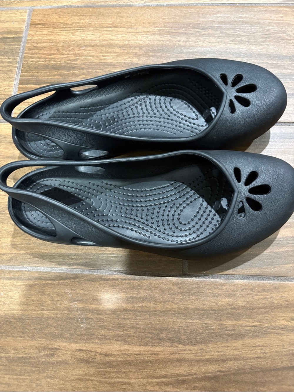 Women’s size 8 Black Slip-On crocs  Flats - Picture 5 of 5